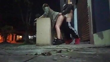 Секс на публике: голая девушка в городе без трусиков любит, когда вуайеристы смотрят, как она трахается