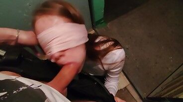 Трахнул шлюшку в подъезде и кончил дважды (на киску и лицо)