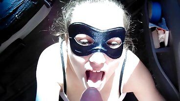 Красотка трахается на обочине, финал - конча на лицо