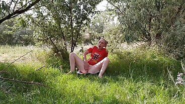 Пошла за ягодами и решила теребить себя в лесу