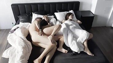 Утром нашёл подругу жены в нашей кровати, трахнул её, а потом жену, послевечеринка, ЖМЖ