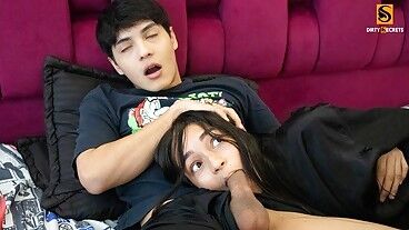 Смотрю телек со сводной сестрой и заставляю её сосать мой член