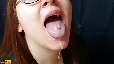 Тёплая сперма стекает по подбородку после страстного минета