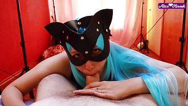 Девушка Alice Novak обожает сосать член и глотать сперму