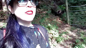 Весёлый ботан писает на закате