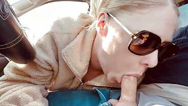 Шлюшка глотает сперму на публике, чуть не спалилась, заглатывая член, пока ей теребили мокрую киску