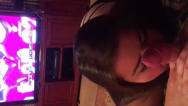 NFL и релакс - счастливый муж получает минет, пока смотрит футбол - Karyme Kummz