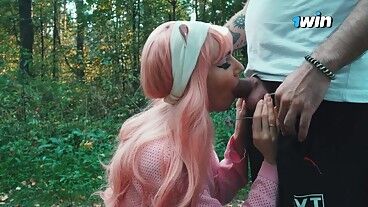 Милая лесбиянка заблудилась в лесу и наткнулась на член лесника.