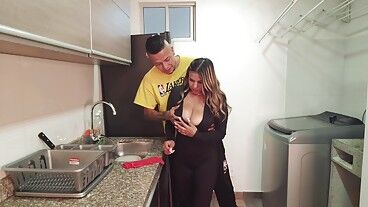 Мешаю сводной сестре, пока она моет посуду, а когда убираю, трахаю её огромные сиськи
