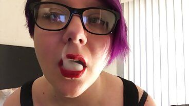 Курю с накладными ногтями