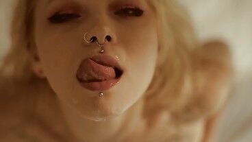 Разбудила соседа, оседлав его член, и заставила кончить мне на лицо своим жадным ртом