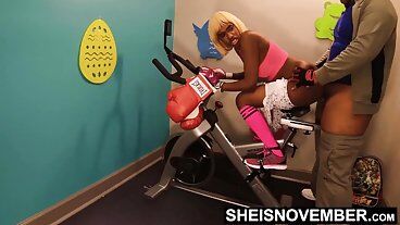 Тренировка с другом отца превращается в анал на велотренажёре в HD
