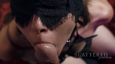 Скованная наручниками брюнетка сосёт член фотографа во время съёмки