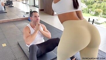 Безумная девушка с круглой попкой в спортзале