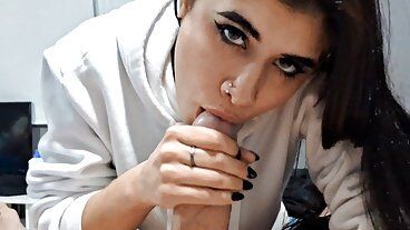 Сосу член отчиму и прошу его снимать меня