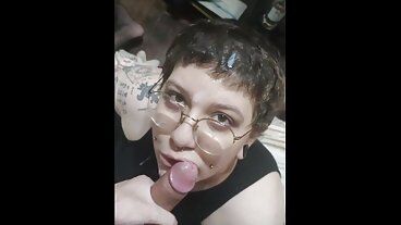 Страстно отсасываю другу