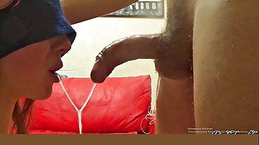 Сводный брат учит сводную сестру глубокому минету, трахая её в рот