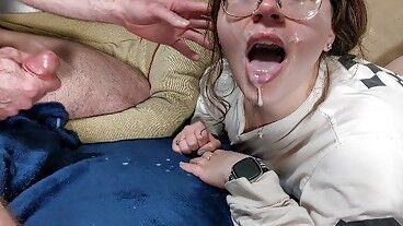 Случайный писсинг и сперма в рот - ему было лень вставать с дивана, чтобы пописать