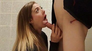 Хизер Кейн быстро надрочила и отсосала заблудшему ботану из колледжа