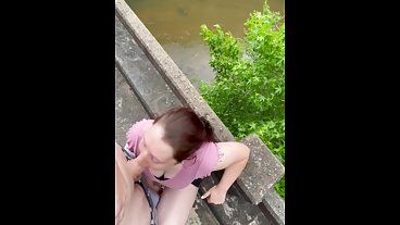 Рискованный публичный throatpie, она так нервничала! Глубокий слюнявый минет