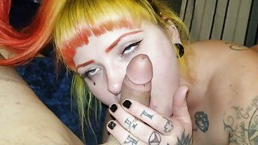 Грязная шлюшка глотает полный рот