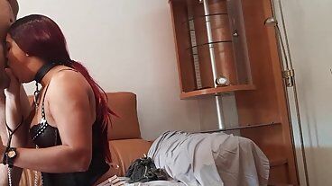 Красотка на коленях с ремнём, трахают в лицо с массивной кончей