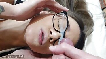 Очкастая нимфоманка-мамочка трахнута во все дырочки и вкусная сперма на её очках
