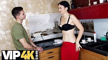 Милфу Angela поймали на воровстве, и её отымел пасынок друга