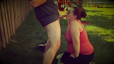 Минет на улице и конча на лицо - семейная пара