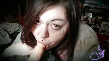 Слюнявый утренний минет от твоей развратной пышной подружки