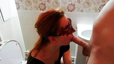 КОНЧА НА ЛИЦО В ТУАЛЕТЕ!!! ПОЛНЫЙ РОТ СПЕРМЫ!!!