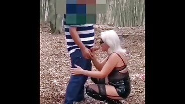 Шлюховатая жена трахнута в жопу незнакомцем и сквиртует, пока делает минет мужу