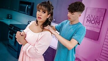 Грязная мачеха показывает пасынку прелести траха без презика