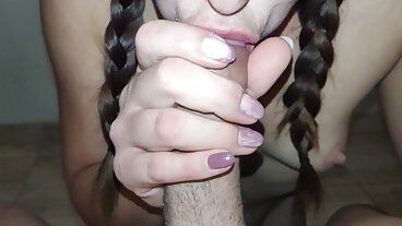 Очаровательная рыжая с косичками стоит на коленях и глотает порцию спермы от первого лица